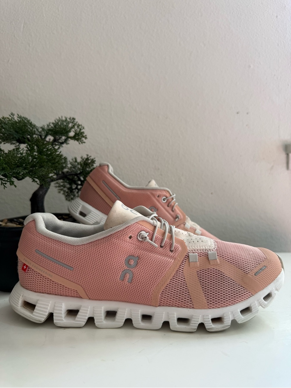 On Running cloud5 women size 9.5 pink Athletic Shoes